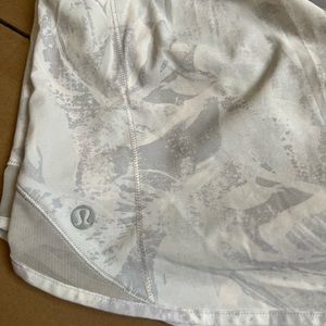 Lululemon Hotty Hot lined shorts 4” SIZE 6